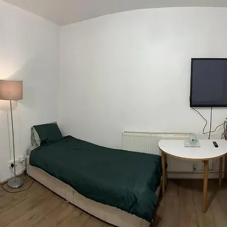 Small Studio Apartment - Quick Access To All Of London Exterior photo